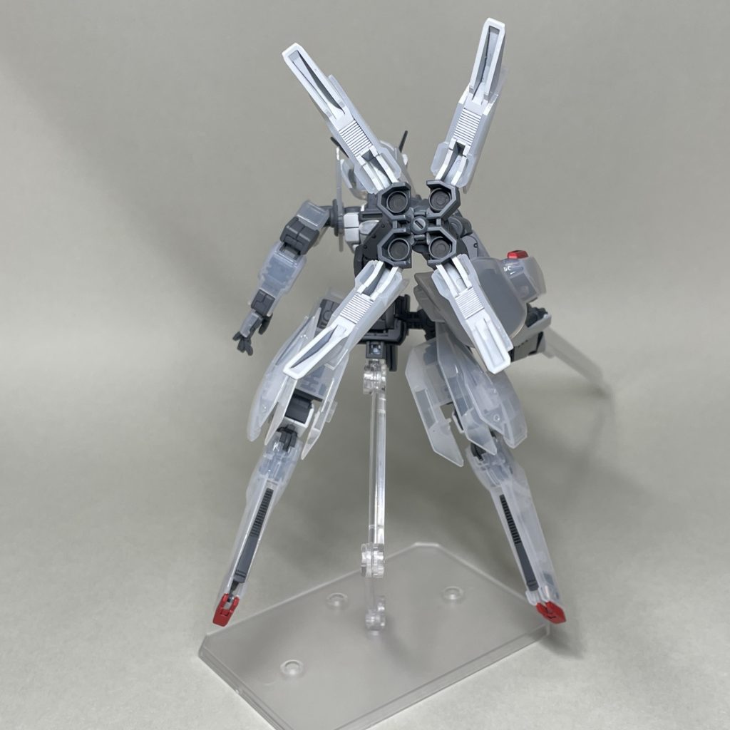 まうしろ ライフルにジョイントでつないだ4つのフレキシブルスラスターは、基部で固定したので独立可動しません。 4つのスラスターを固定したおかげで、スラスターを支えに立てて飾ることができるようになりました。