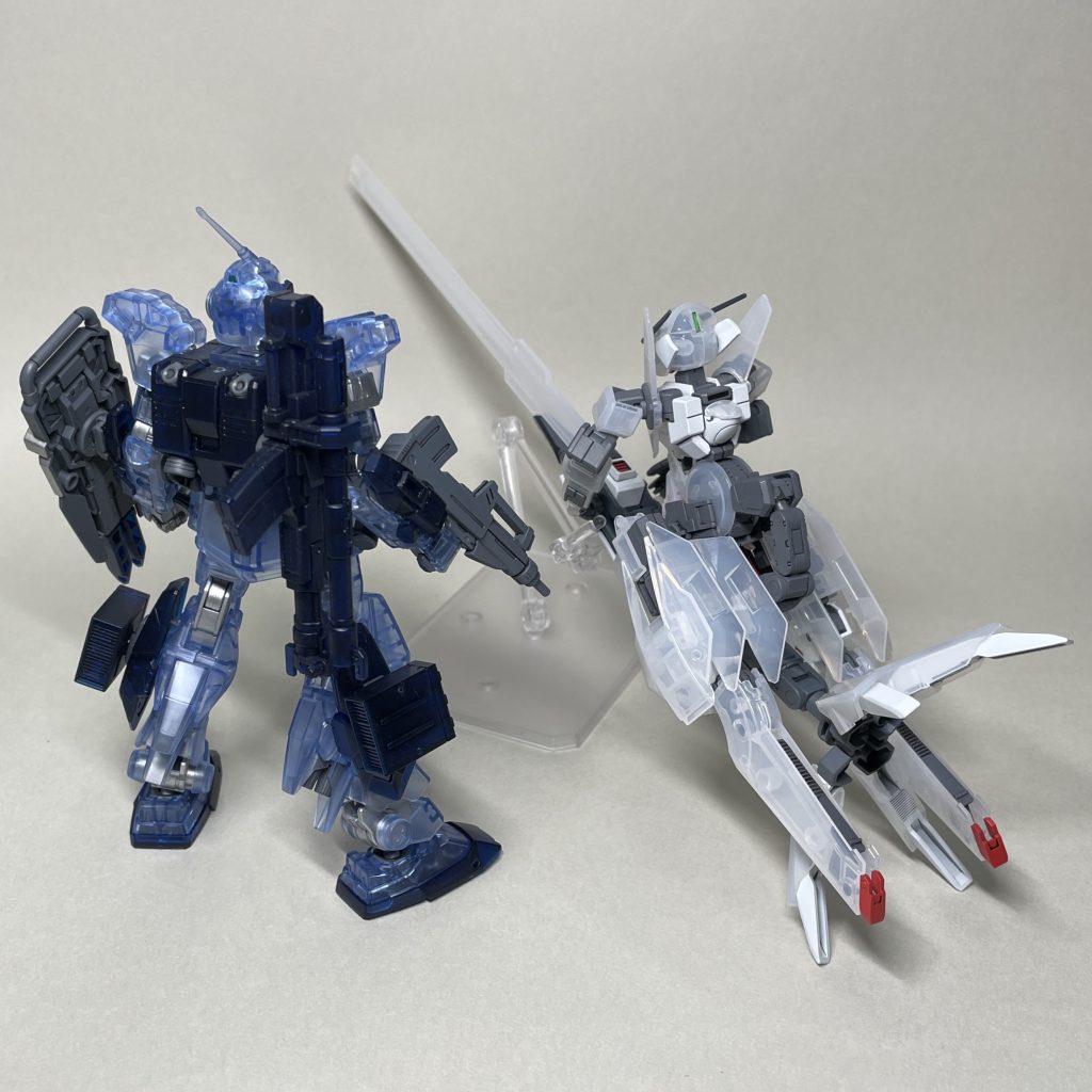 ペイルライダーと並べて うしろ 意図した訳ではありませんが、どちらも中古価格の手頃なガンダムベース限定クリアキットを購入することとなりました。