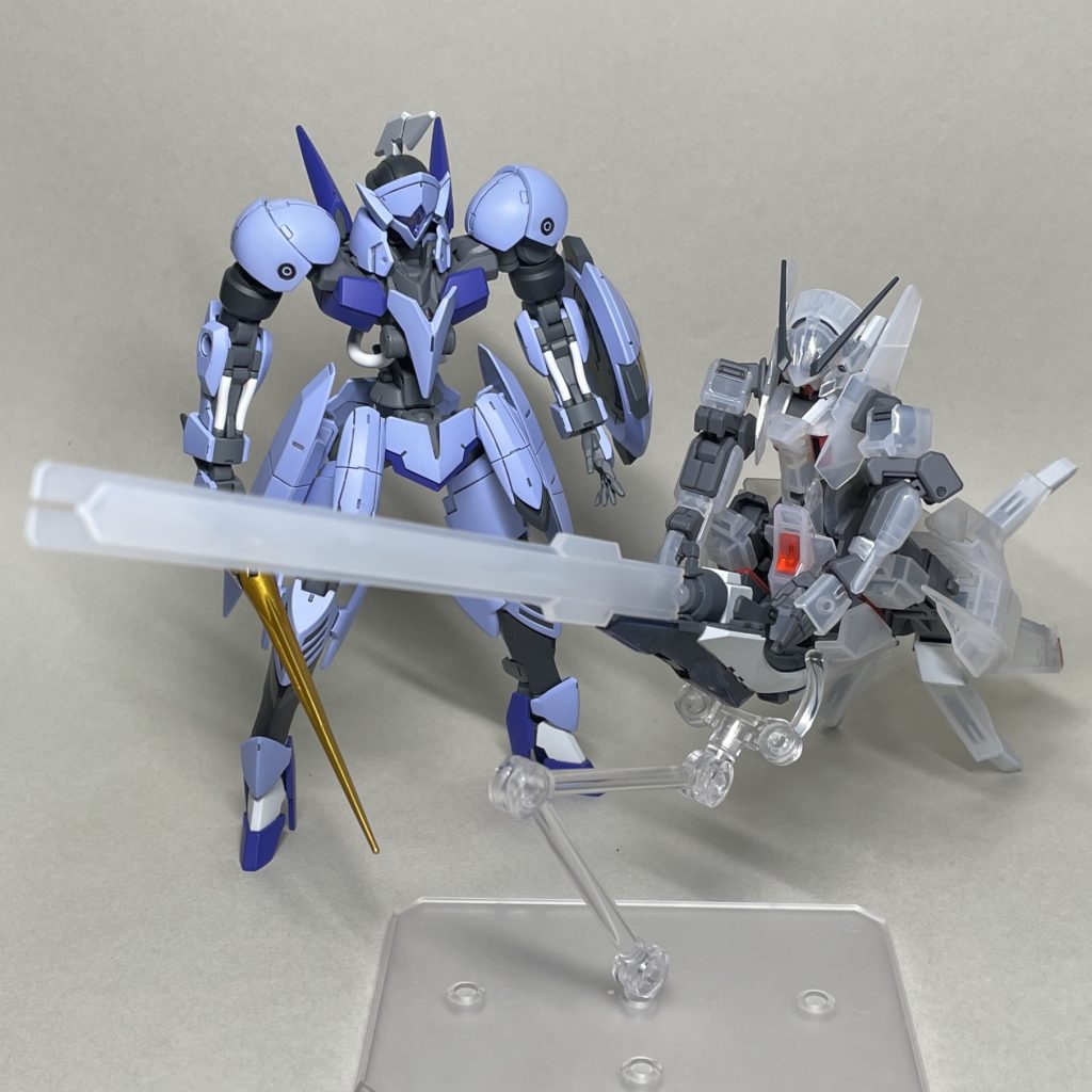 ミカエリスヴァルキュリアと並べて まえ ミカエリス頭と並べてみました。どちらも「水星の魔女」関連のキットのパーツをほとんど使っていません。