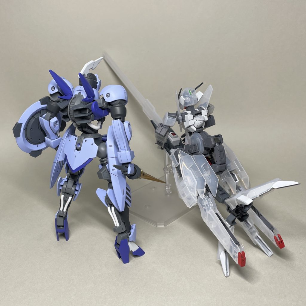 ミカエリスヴァルキュリアと並べて うしろ ウーンドウォートキャリバーンの自分の中での位置付けは、未発売の「機動戦士ガンダム水星の魔女」のキャリバーンを意識したビルド系機体です。 ビルドダイバーズリライズのロードアストレイダブルリベイクやガルバルディリベイクのように、事情があってバルバトス系キットは使えないけれど、別のシリーズのキットを使って似た物を作った的な😅