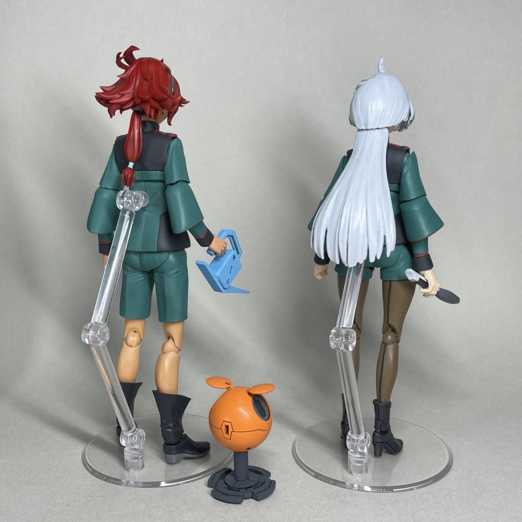 うしろ フィギュアのスタンドは、グッドスマイルカンパニー「THE シンプルスタンド mini×4」を使用。ハロのスタンドは、市販のオプションパーツの組み合わせ。「水星の魔女」最終回放送前に完成させられて良かったです😊