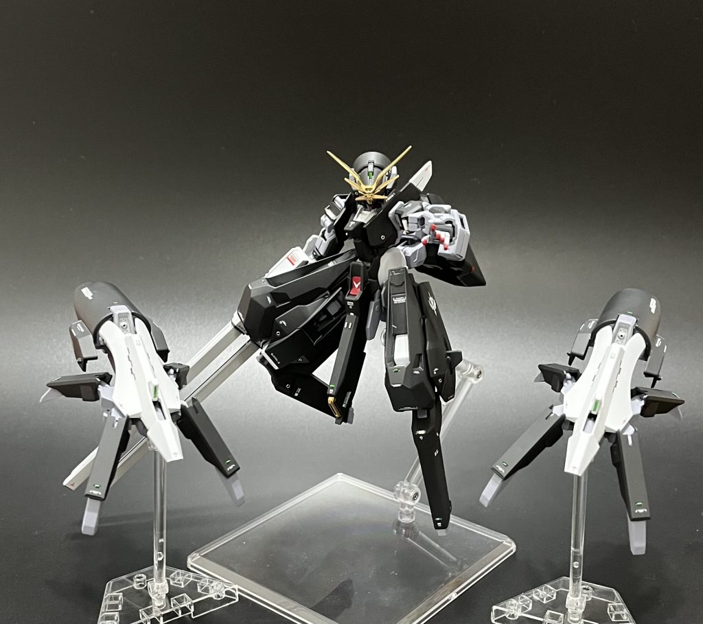 このカットが一番お気にいりですエアリアルがビットを飛ばしてる感じで好きです!このクローのデザインが良すぎますね~AOZのデザインは私に刺さりまくりです