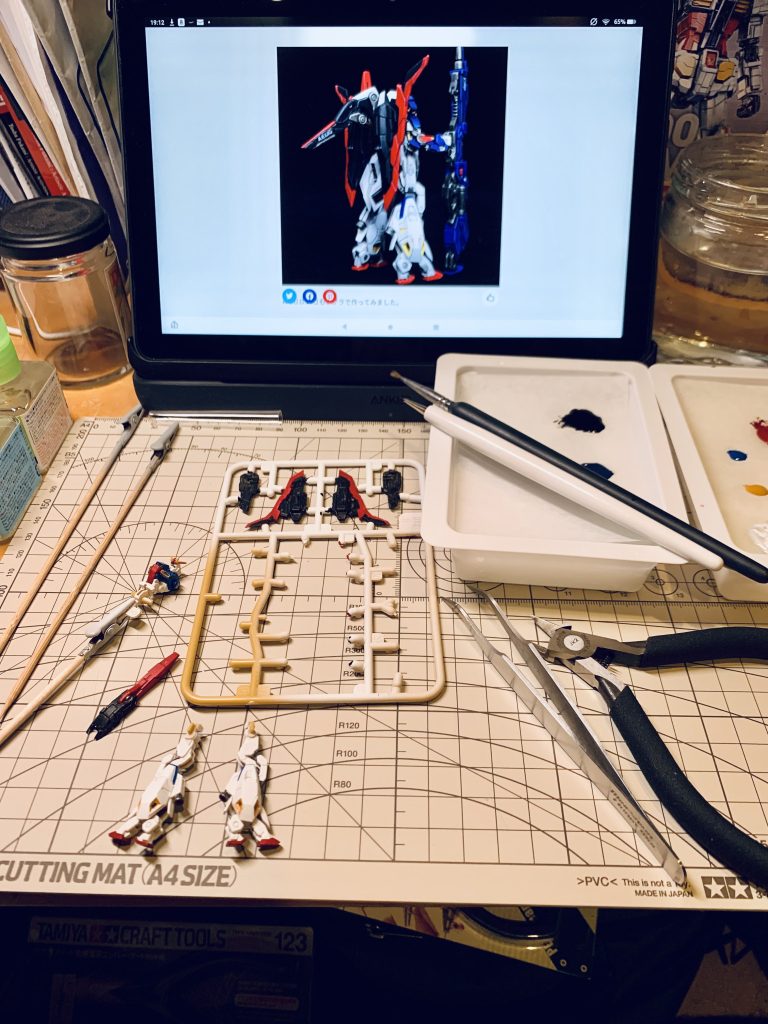 塗装工程。タブレットに映しているのはProtonWindさんの作品です。塗り分け等の参考にさせて頂きました。