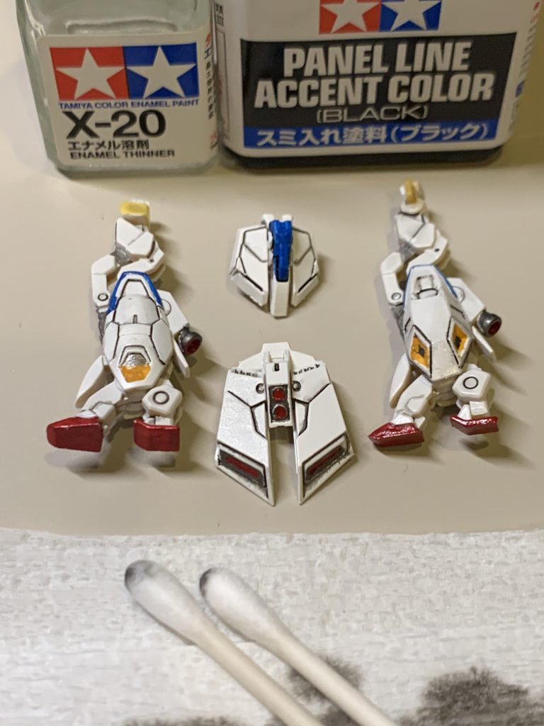 スミ入れ工程。光沢クリアで下地を整えてから、タミヤのスミ入れ塗料を流し込みました。はみ出た部分はシンナー綿棒で拭き拭き。