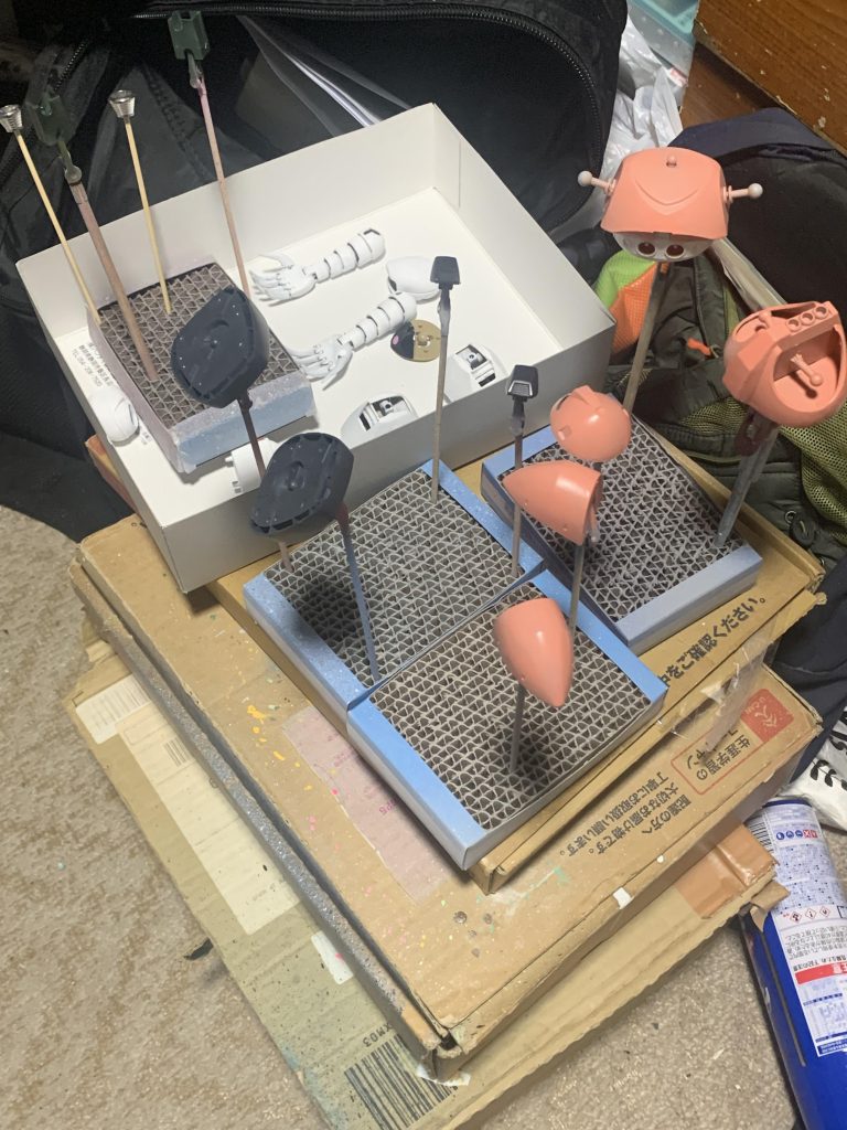 合わせ目を消し終わっての残った塗装からの乾燥中。