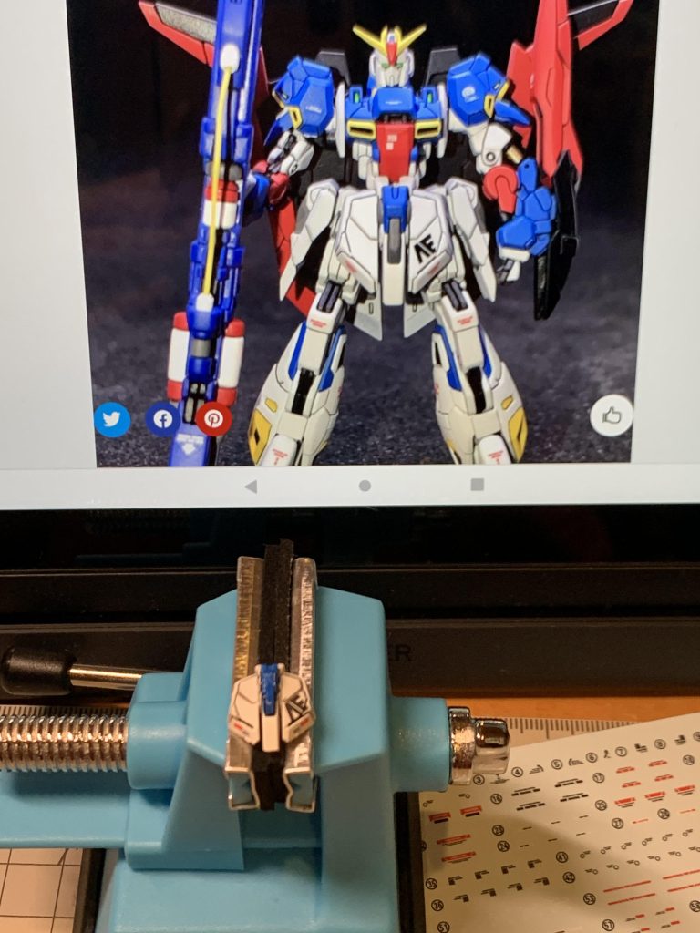 デカール貼り工程。タブレットに映しているのは、げんさんの作品です。デカールの配置等を参考にさせて頂きました。この後、半光沢クリアを吹いて完成です。