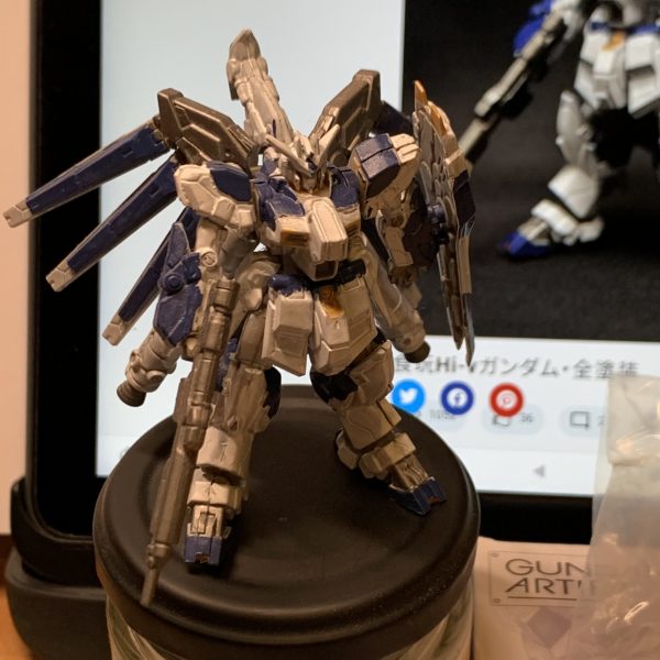 2年以上前に初めて組んだアーティファクト「Hi-νガンダム」を、この度再び作ることにしました。当時は「合わせ目消し？何それ？」の世界だったからなあ（笑）Zガンダムでデカールまでやれたので、今回のテーマは「筋彫り」にしようかと。あと、フィンファンネルのグラデーションを筆塗りでやりたい←それは流石に無理か😅いずれにしてももう、アーティファクトコンには間に合わないでしょうね。気長にぼちぼちやります😊（2枚目）