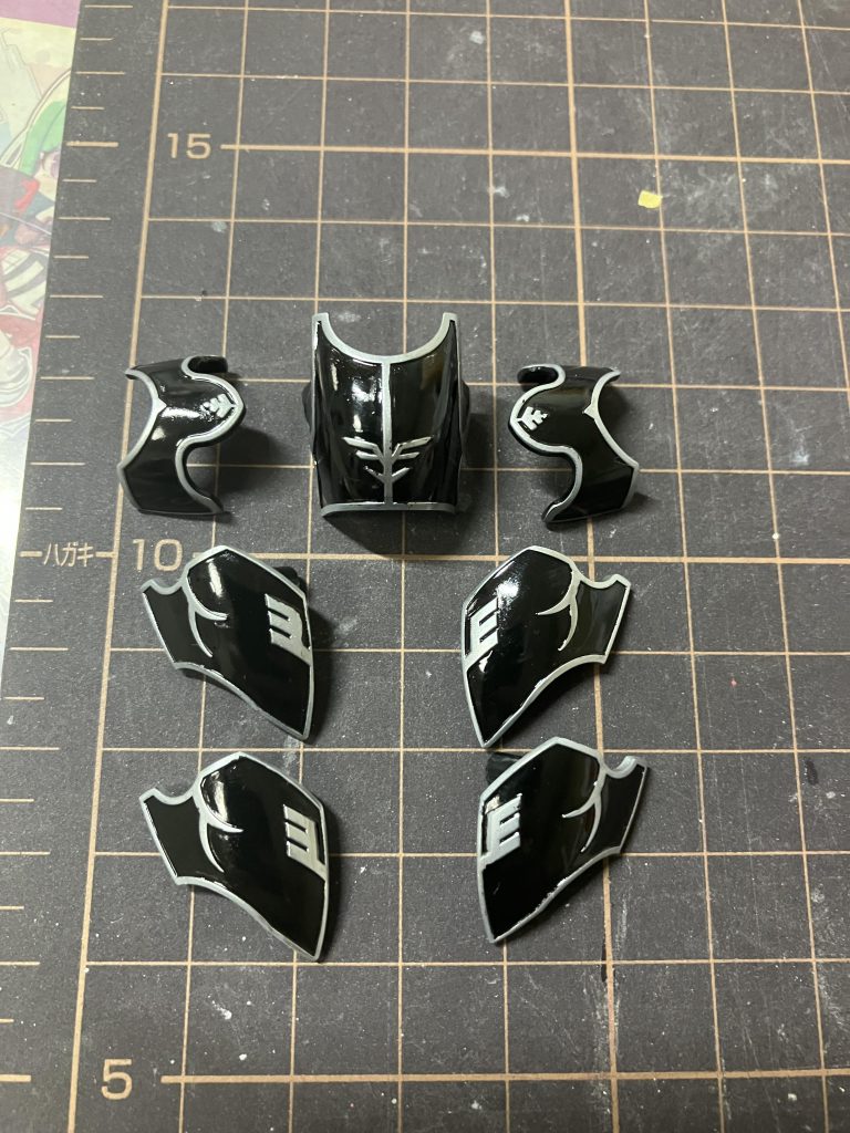 エングレービングは下にラッカーのシルバー、上にエナメルのブラックを塗装して、綿棒で拭き取りました。人生２回目のエングレービング塗装なのですが、前回のシナンジュと比べると圧倒的に楽でしたw