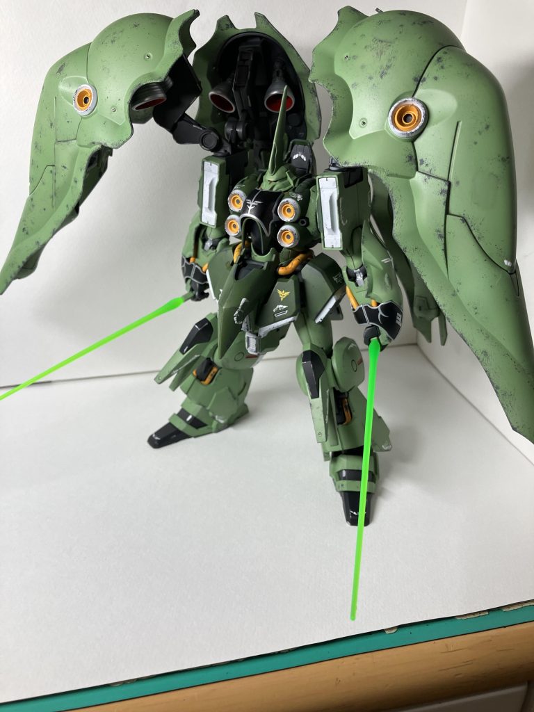 サーベルは傾向グリーンで塗装してあるので、ブラックライトを当てると光ります。モノアイは、Hアイズ(？)に換装してあります。