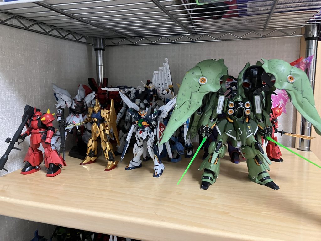 いやー他のガンプラと比べて明らかにでかいですねぇw周りの作品全部1/144ですよww