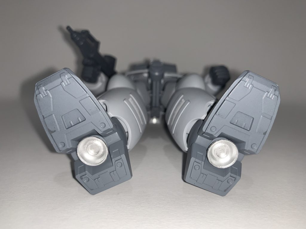 足裏のバーニアは真ん中に合わせ目があったので、カットしてコトブキヤのバーニアパーツ に変更。