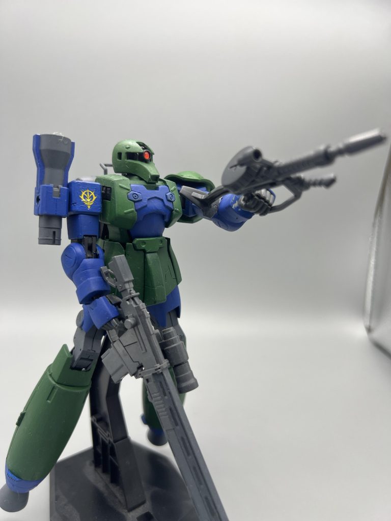 武装はフォーマットが旧ザクであるためザク系の装備は基本運用可能。偵察用装備の本機では対艦ライフルが選択されている。外部偵察ユニット:ザク強行偵察型のカメラガンをベースに高性能化させた物。未だ小型化には至らず。後のドラッツェではビームサーベルも運用可能となっているが、本機では運用不可。