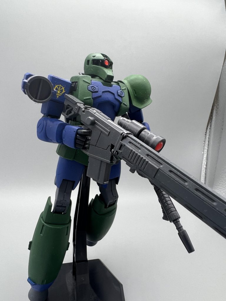 主な改造部としては脚部の変更とバックパックの変更になります脚部はブースターユニットはビルドダイバーズリライズのアウンリゼアーマーとジャンクのバーニアで、太腿は旧ザクをそのまま転用しています。バックパックは高機動型ザクR2の物を採用しています。カラーリングはシタデルカラーの全塗装で緑:CALIBAN GREEN& MOOT GREEN青:CALEDOR SKY& MACRAGG BLUE赤:MEPHISTON RED グレー:MECHANICAL STANDARDかなり旧ザクのカラーリングに近くなったのではないかなと思います。