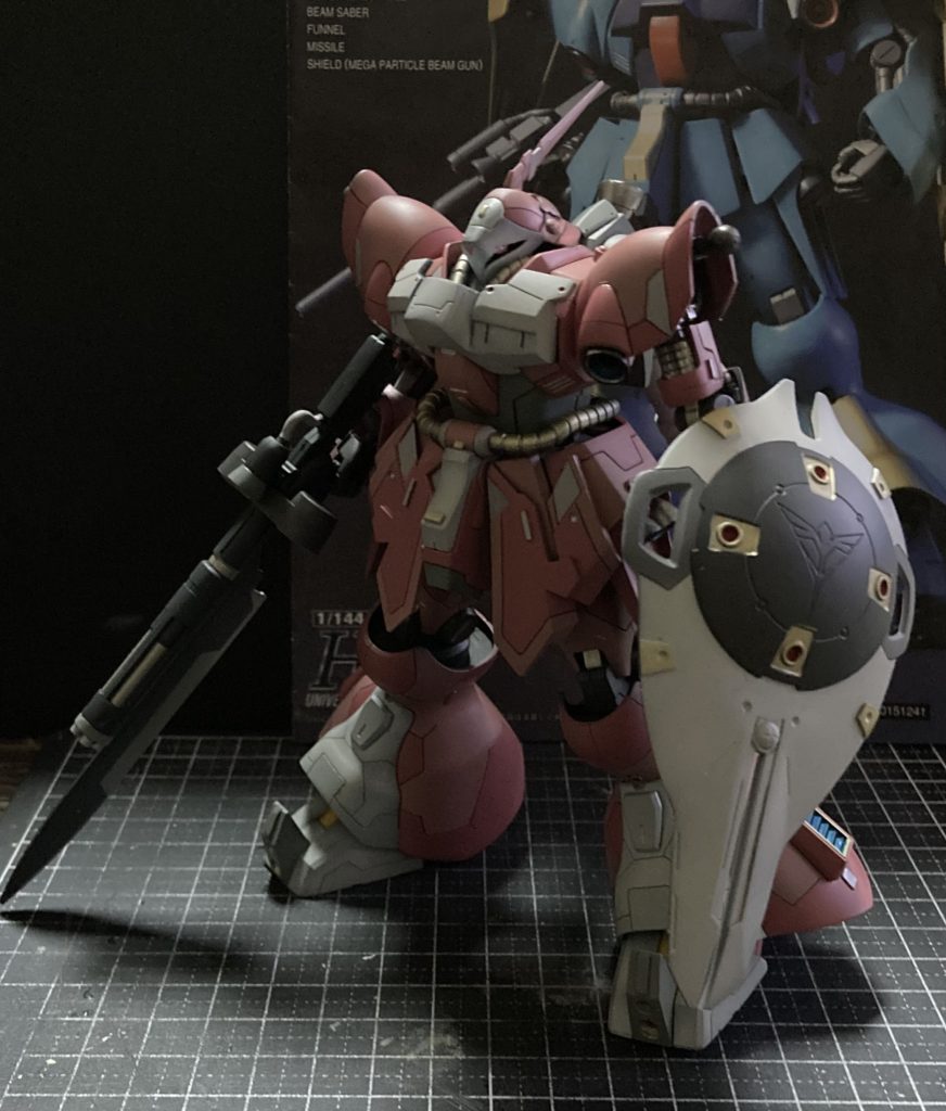 塗装したらシールドののっぺり感が際立って変な感じでした。早速デカールで誤魔化す荒業を決行しました(T_T)