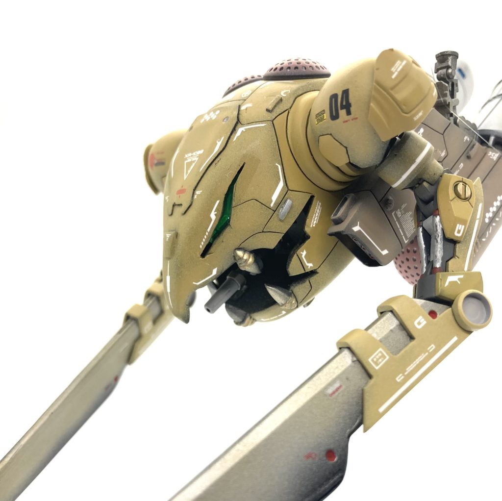 お気に入りは目ですかねえ😃ジオンでも異形すぎるMAですから顔だけはかっこよくしたくて目の部分は全部くり抜いて作り直しました。