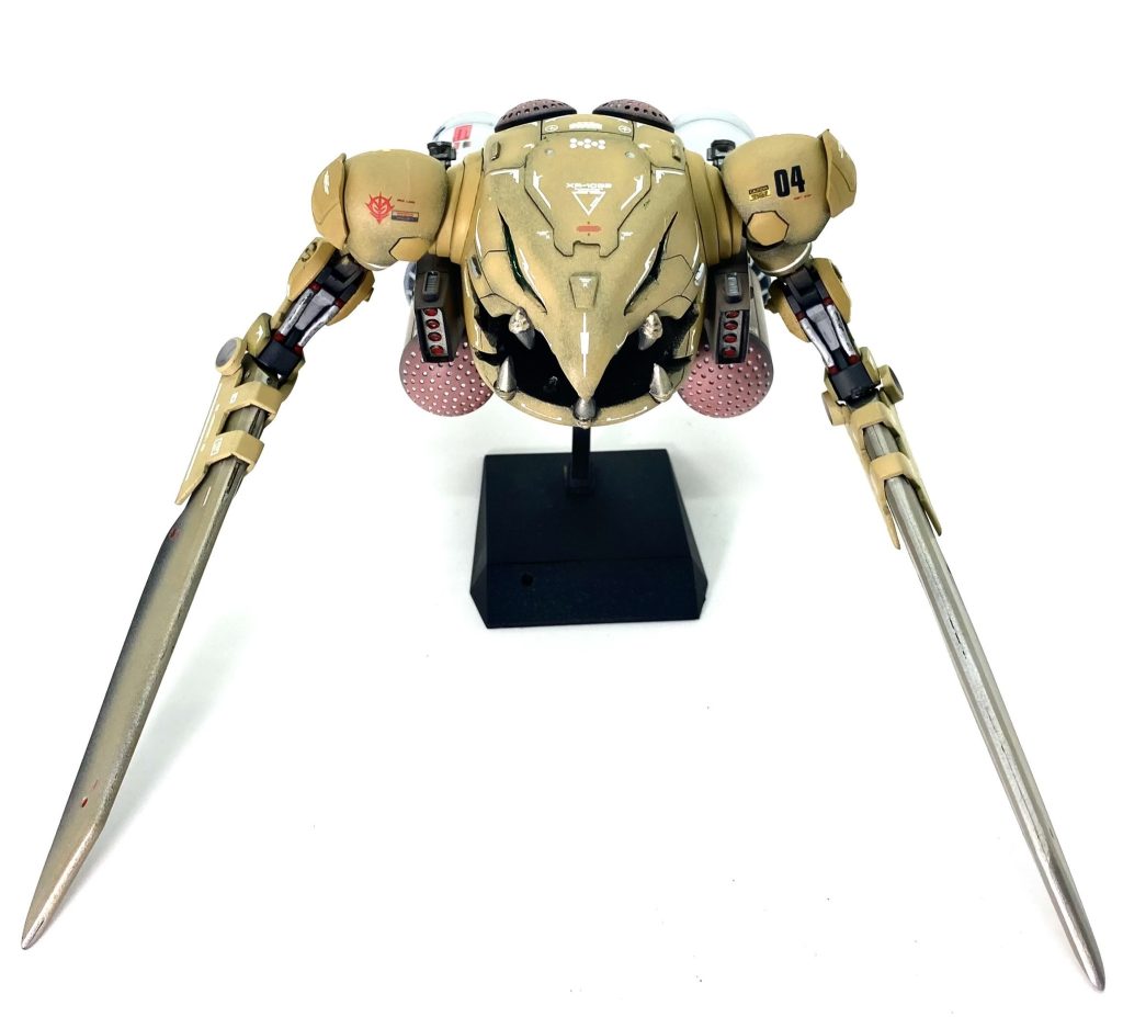 腕の設置面や手首とカマの連結部分をプラ板で補強がてらスクラッチしました。ちなみにあまりにもザクレロ重すぎて下の土台ポキっと折れちゃいました😭