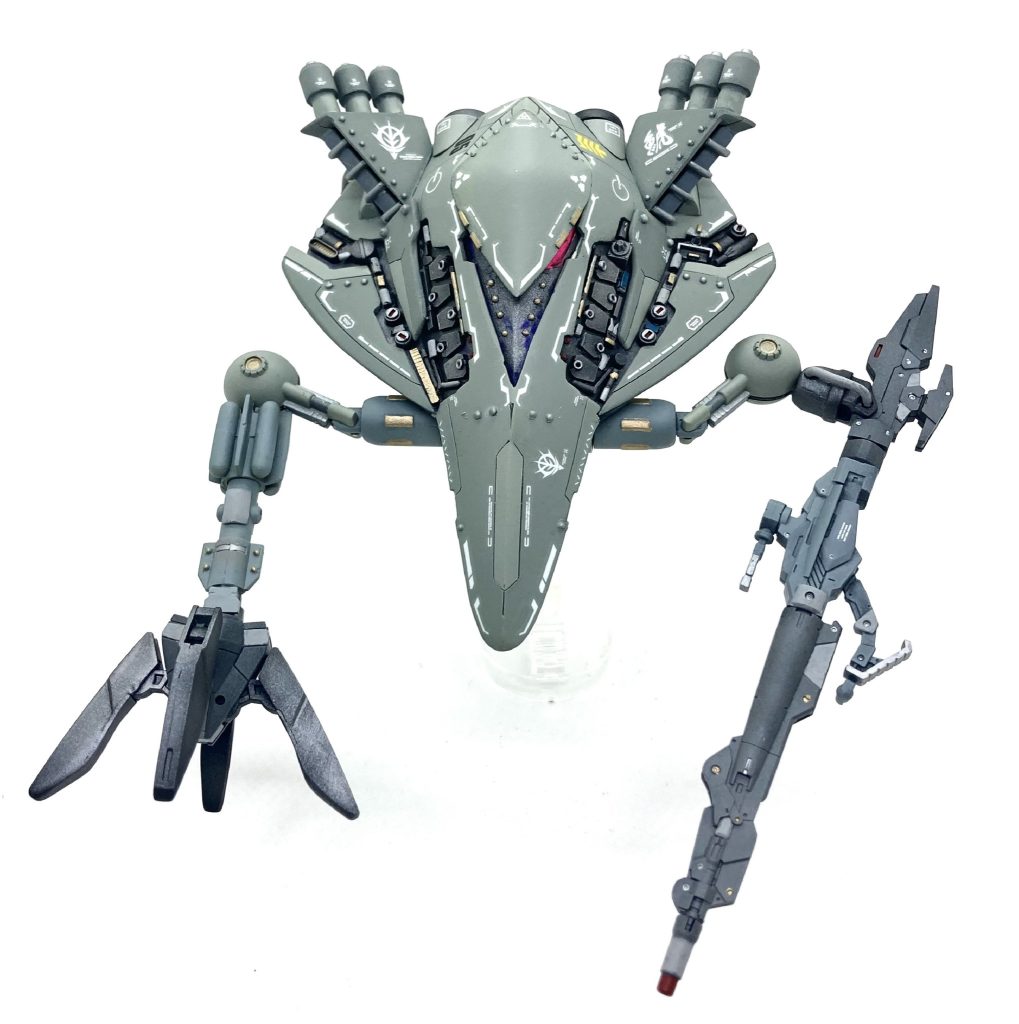腕は手首のみ新規パーツを流用してボリュームアップ。片方にはロングライフルを装着してクチビル内のビーム砲の代わりにしています。バランスがメチャクチャ悪いかもです。