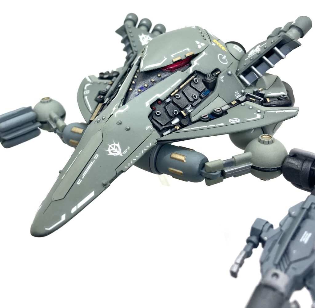 印象がガラリと変わったモノアイ部分はお気に入りです。ビグロオリジナルのモノアイのほうが悪者感あっていいんですけど、このシルエットには似合いませんでした。