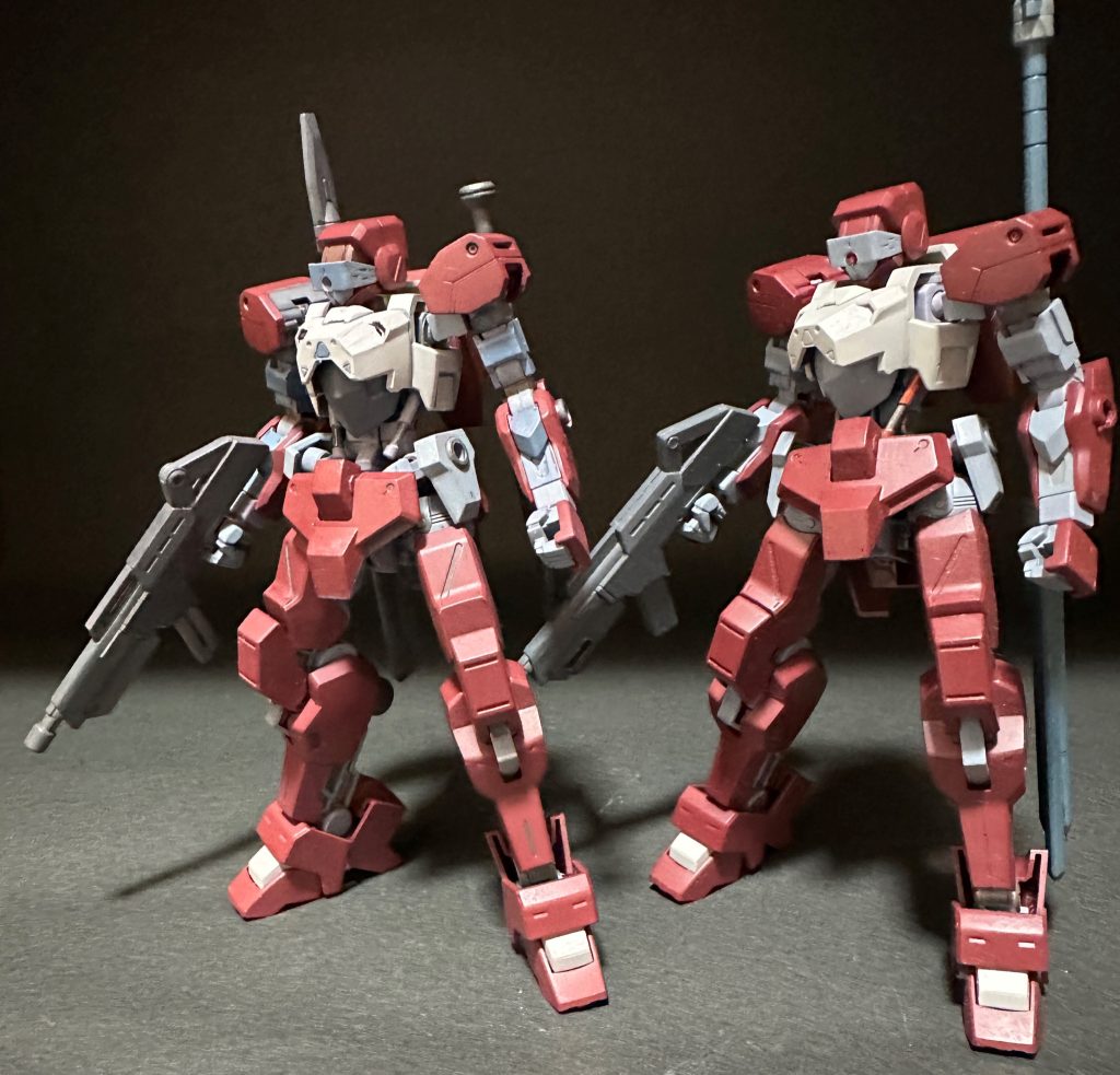 月にひとつづつ鉄血のオルフェンズのプラモデルを作るようになって６年ほど経ちました。２０１９年に作った同キットと並べてみます。変わらないと言えば変わりませんけれども、６０点が６３点になった、そんな満足感があります。筆塗り・全塗装ガンプラ　２０２３　その３０