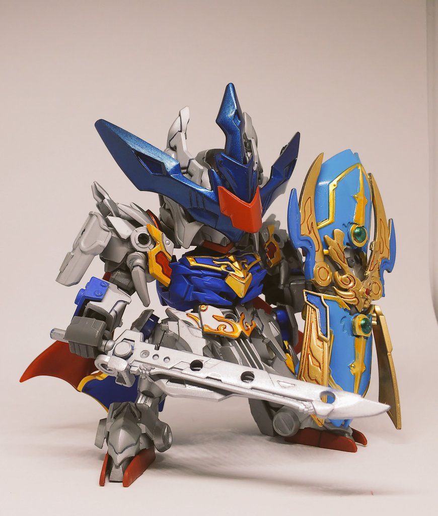 騎士エアリアルガンダムこの世界ではガンダム族は忌み嫌われているため、顔をバイザーで隠しているエクスタエアリアルをベースにSD系のパーツを付けて騎士っぽくしています