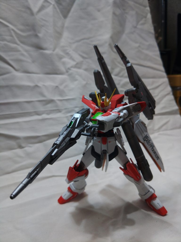 部品取り用のユーラヴェンガンダムからライフルを強奪し、センサー部分をラピーテープに置き換えました。こっちの方が気持ち綺麗に光る気がして