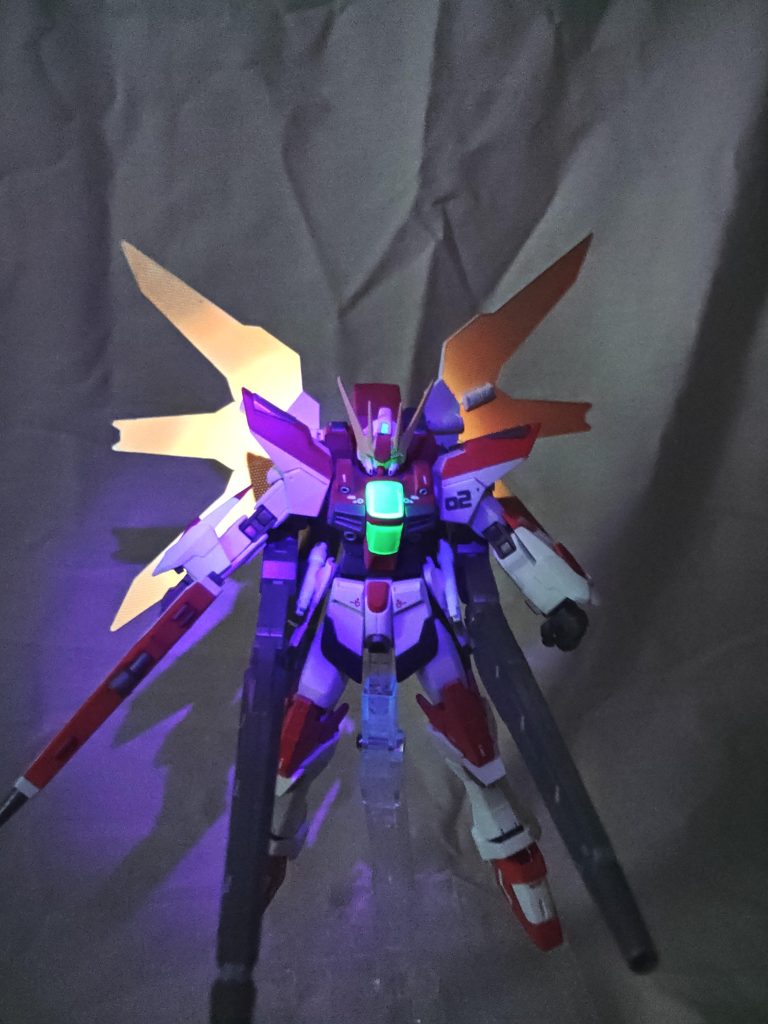 リフレクター、各部センサーはブラックライトで光ります。写真だと判りづらいですが、頭部センサーは青、ツインアイ、胸部は緑、リフレクターはオレンジに発光します。