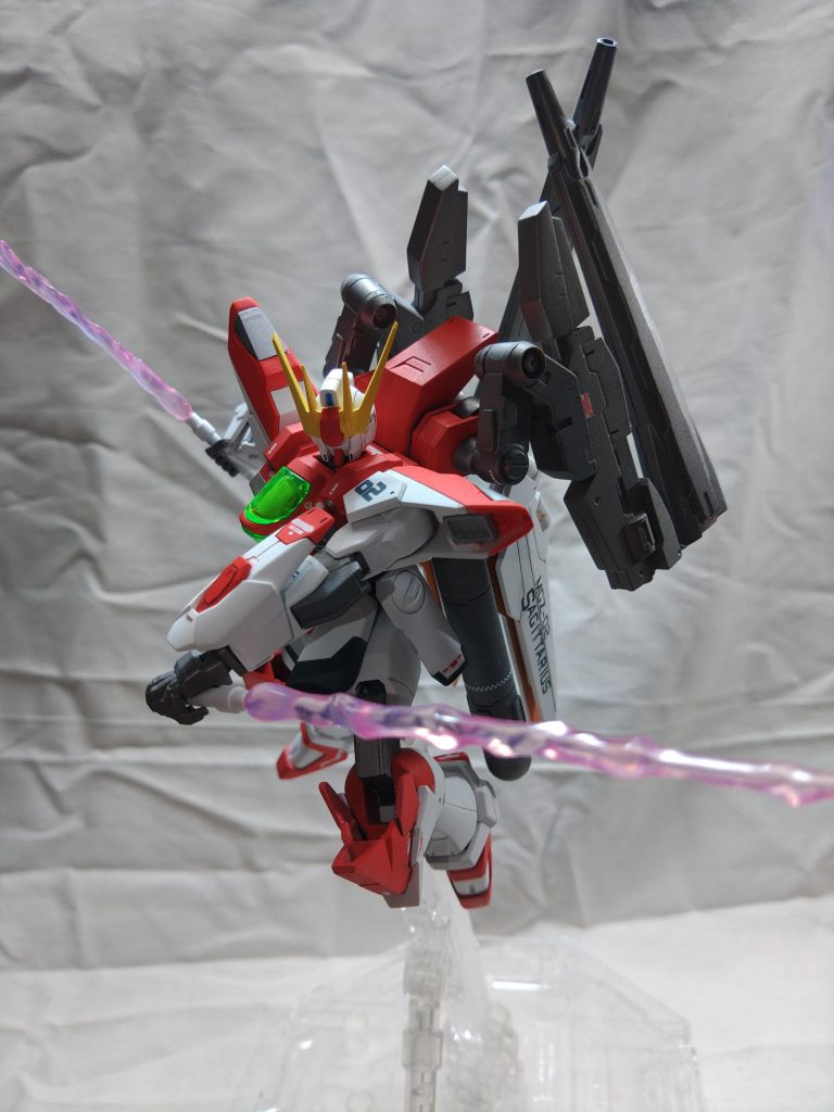 ポージングサーベル刃は別売のオプションパーツの物をグラデーション塗装、蛍光塗料で塗ってます。