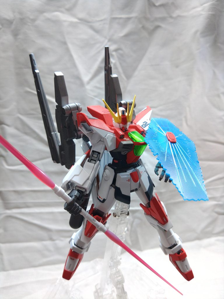 ビームシールドも展開可能です。アメストフリの腕だとちゃんと着きませんが、ビームシールドの軸を少し伸ばすとしっかり装着出来ますビームシールドも青の蛍光塗料で塗装、白でグラデーション塗装、最後にパールクリアー、光沢で仕上げました。ビームサーベルは連結状態の物を別に制作。強度不足と塗装ハゲ対策です