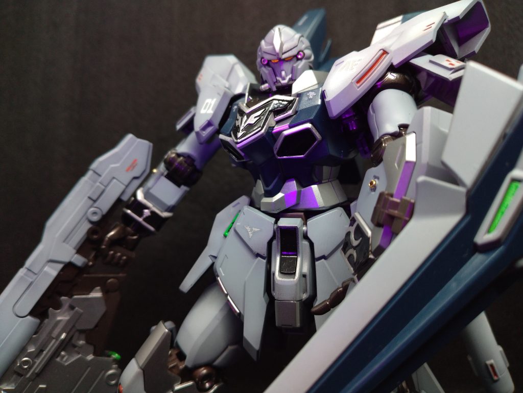 ツインアイは蛍光オレンジで塗装してみました。