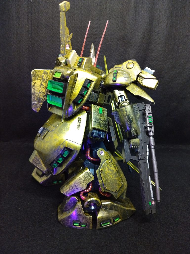 リアもメカメカしいです!