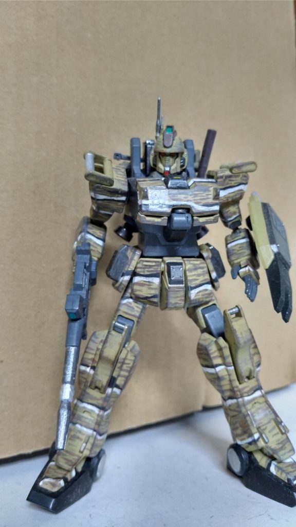 無改造だとやはり線が細い印象ですね。ガンダムマスクの印象度も弱い感じです。資金に拘らなければやはり新作HGがお勧めです。