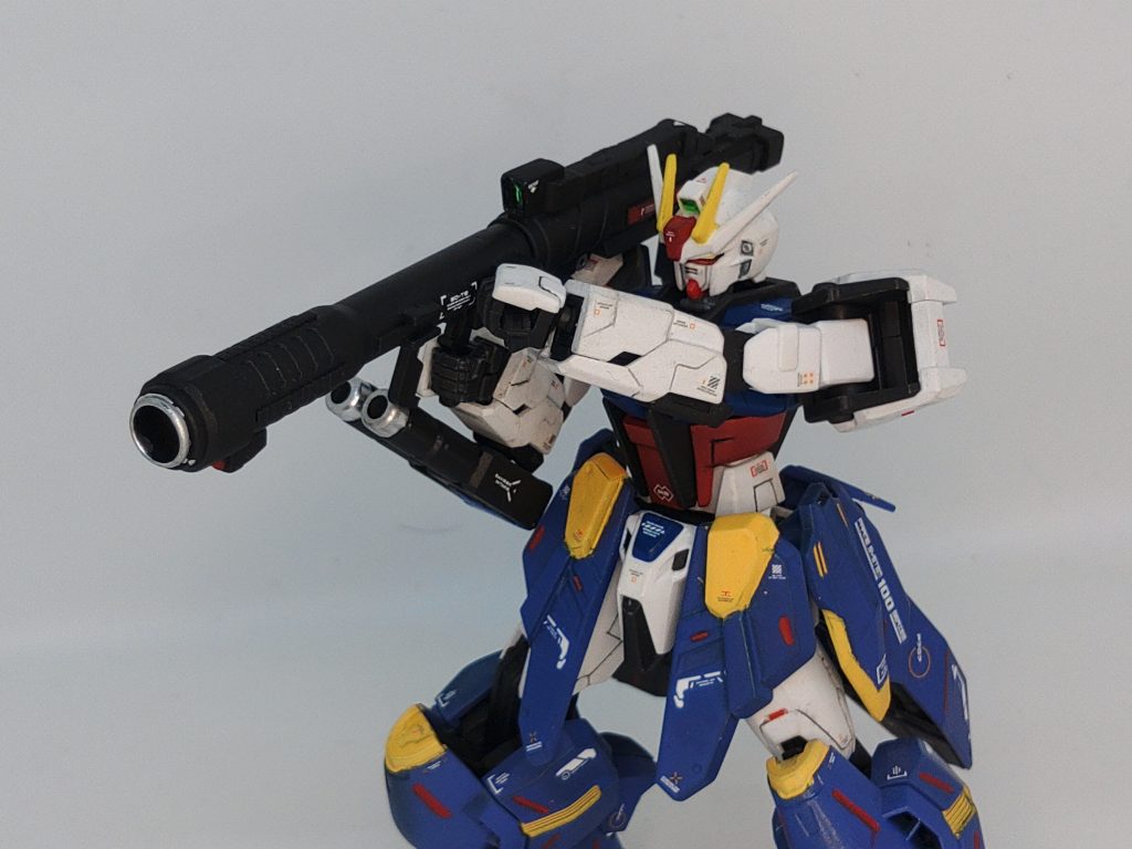 400mm大口径無反動バスーカ ベース機のストライクバズーカより口径が大きくなってことで弾倉も4つから1つに簡略化されている。