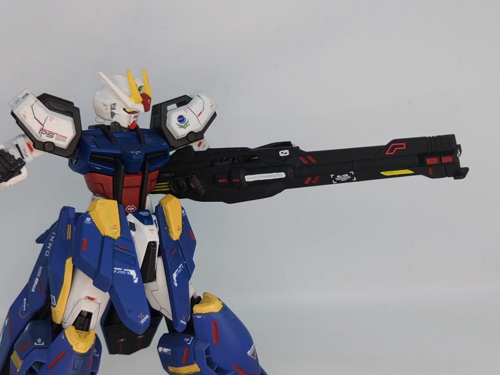 120mmロングレールガン本機が局地戦仕様な為、大気の状態に左右されにくいロングバレルのレールガンとなっている。