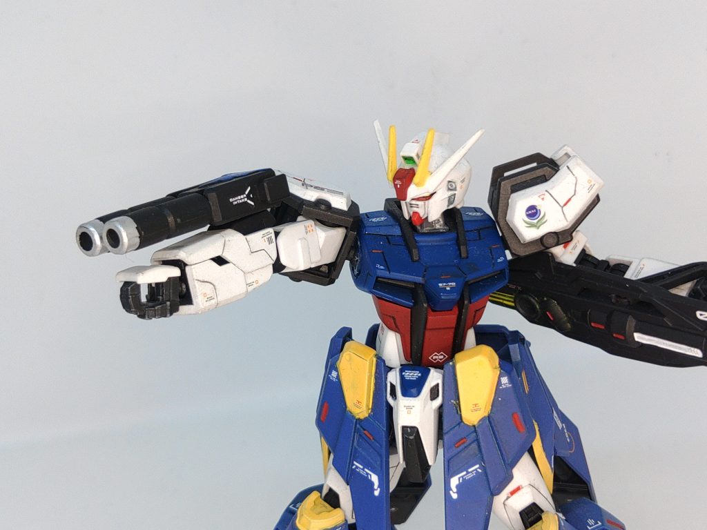 2連ビームガン 腕部のハードポイントにより装備されるオプション兵装で、本体よりエネルギーを消費するため過度な乱射はできず、近中距離の奥の手みたいな使われ方をする。