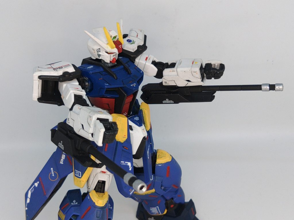 100㎜単装砲×2 腕部のハードポイントにより装備されるオプション兵装で、こちらは本体のエネルギー消費が無い代わり搭載している弾薬を打ち切ったら終わりである。