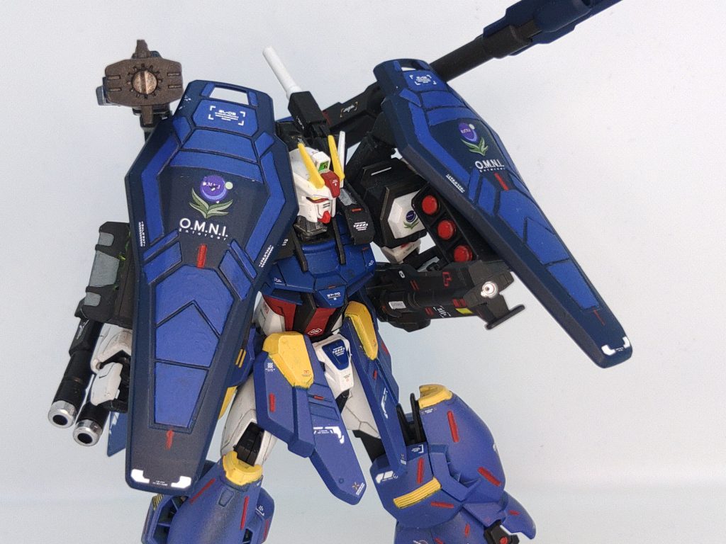 対ビームシールド ストライクが装備する物と違い一部分装甲材が二重となっており、ビーム兵器だけではなく実弾兵器にも高い耐弾性能がある。