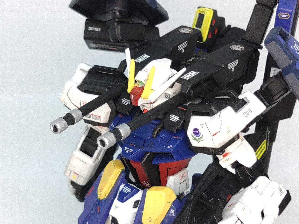 肩部ハードボイルドに単装砲を装備した状態、中近距離での火力は上がるがビームサーベルを装備してないので格闘戦での対応力が下がる。