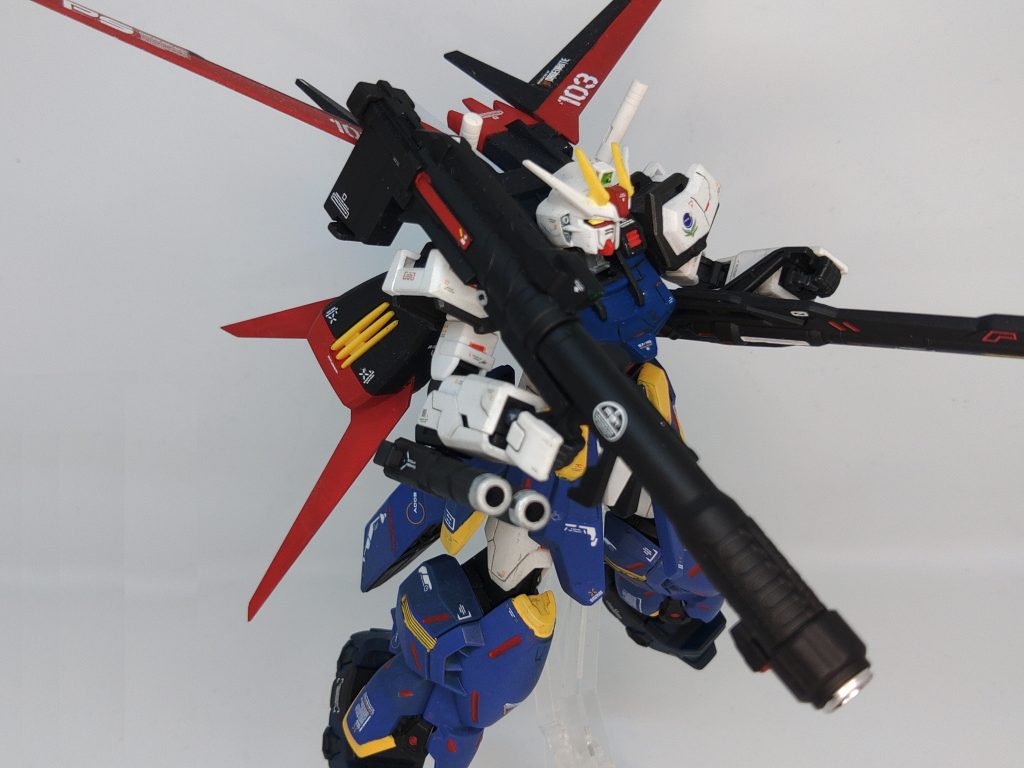 本機は局地戦機ではあるが、ベース機の構造をそこまで変更していないのでストライカーパックによっては空間戦にも対応しており、空間戦においてはスラスターが多い分ベース機より機動力が高い