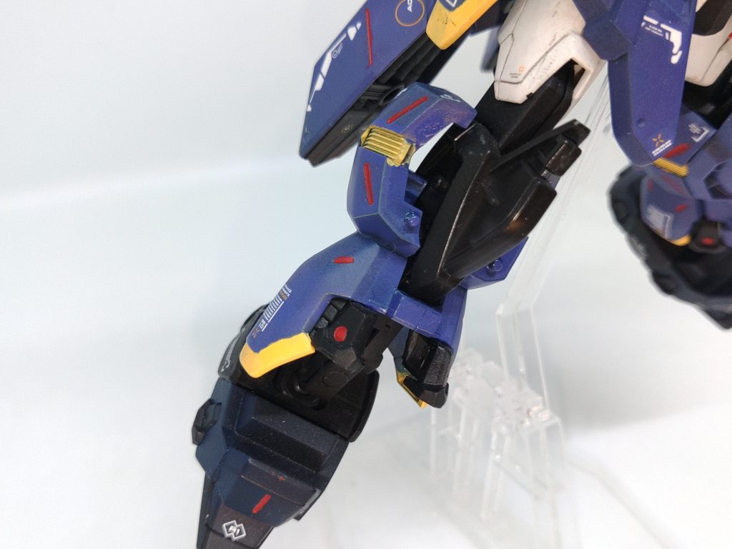 脚部パーツは無改造でストライクのフレームに挟んであり、元の脚部の戻すことの可能な構造です。