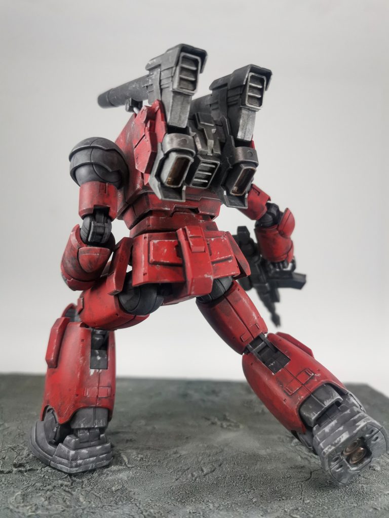 背後も四角くなっていてカッコイイ。そして膝関節が良く曲げれます。