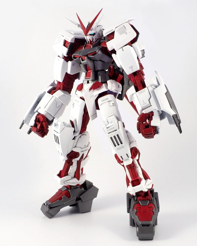 正面元々は昨年ごろのガンプラ品薄の折、偶然入手したHGアストレイレッドフレームをベースに何か作れないかと思ったのがきっかけです。その後中古ショップで入手したMGガンダムVer.O.Y.W.とMGレッドフレーム、HGBFディナイアルガンダムのジャンクおよび手持ちのパーツを組み合わせて殴り特化機体として製作してみました。