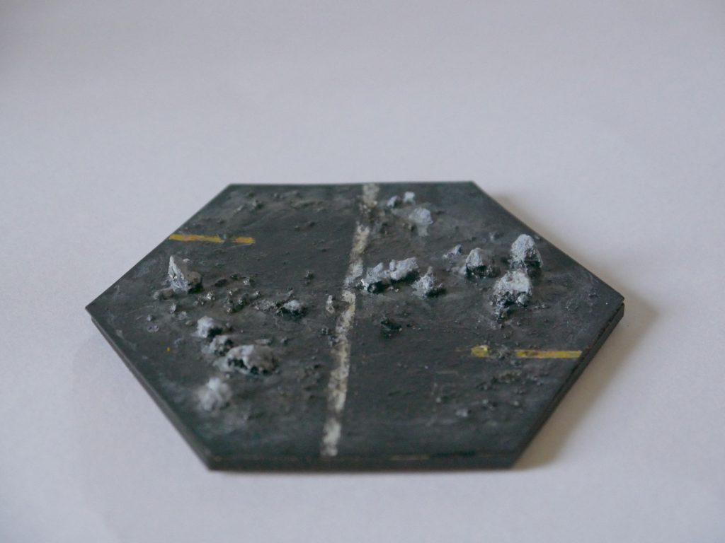 この角度だと埃とつやのメリハリがわかるかもw次はもう少し広い台座で小物を置いてみたいです。