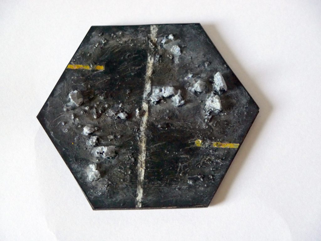 台座は既製品木製の板にセリアのプラバン。コンクリとアスファルトは自然石。塗装は黒サフベースにラインを書き込み。粉砕色をグーサフと水性ホワイトでメリハリ後マットバーニッシュで頂点だけ艶消し。アスファルトは水性メイプルニスでアスファルトの油分を表現してみました。