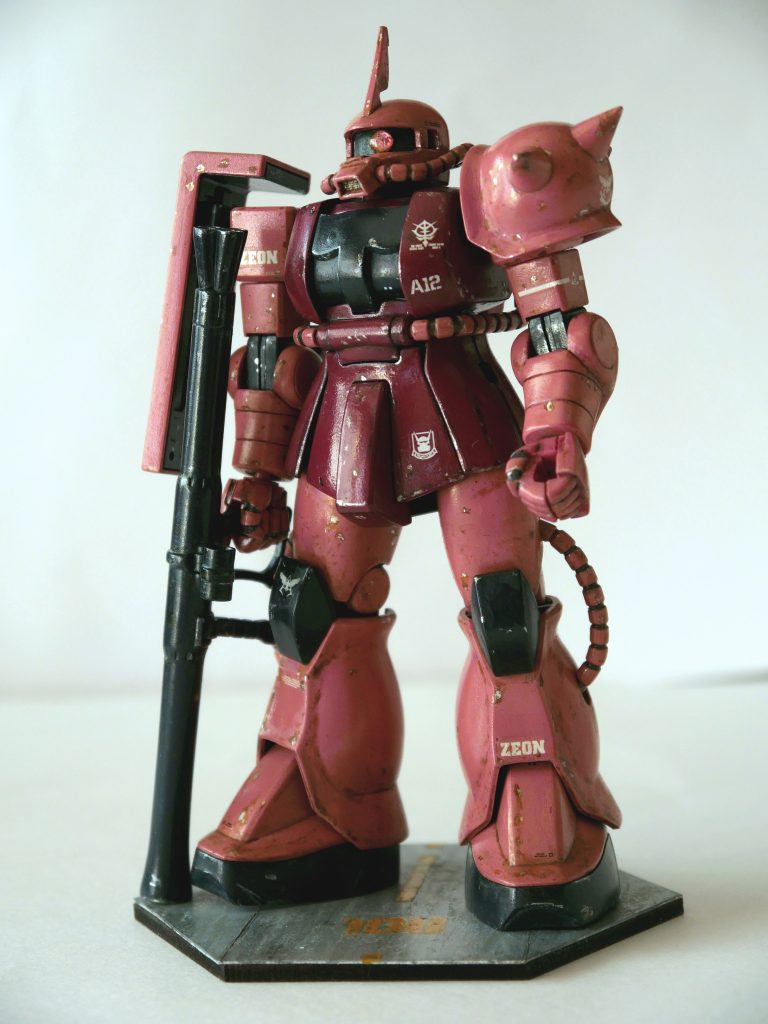 組立は基本の合わせ目消しと膝部分だけアトハメ。モノアイとバズーカのセンサーはHアイズにしてあります。基本塗装はラッカーガンダムカラー。ザクピンクとザクレッド。黒いのは黒サフ。バズーカはティターンズブルー?　すべて筆塗で。クリアも筆塗しててっかてかにしたのですが汚しの手間を考えて光沢トップコートで半光沢にしました。墨入れは今回は水性ニスのメイプルで基本を、ウォールナットで影部分入れてます。ふくらはぎや手、頭部ののシャドウなどは一部クリアーレッドを希釈して流し込んでます。