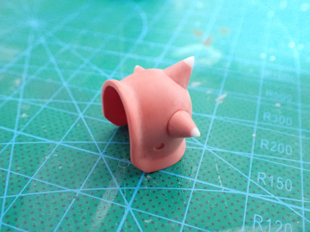 ショルダーのスパイクは延長し、モールド用に掘っています。