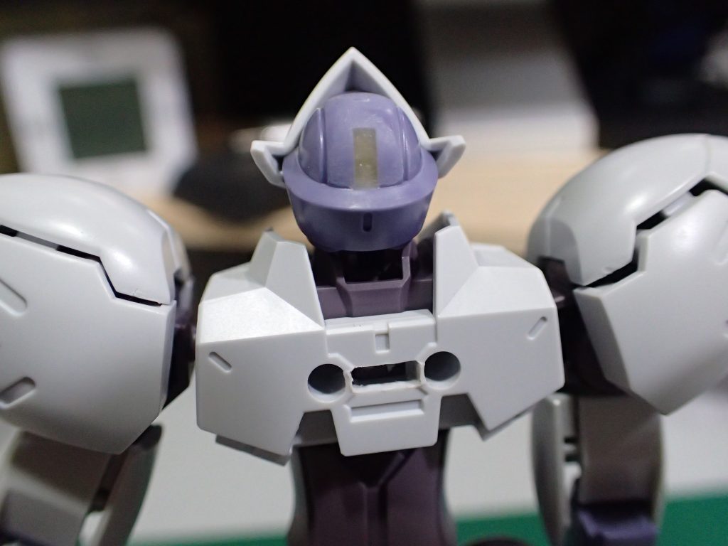 改造箇所。頭部は背面のアンテナ差込口をパテで埋めています。背中はRGウィングガンダムゼロカスタムのバックパックが装着できるように一部削っています。