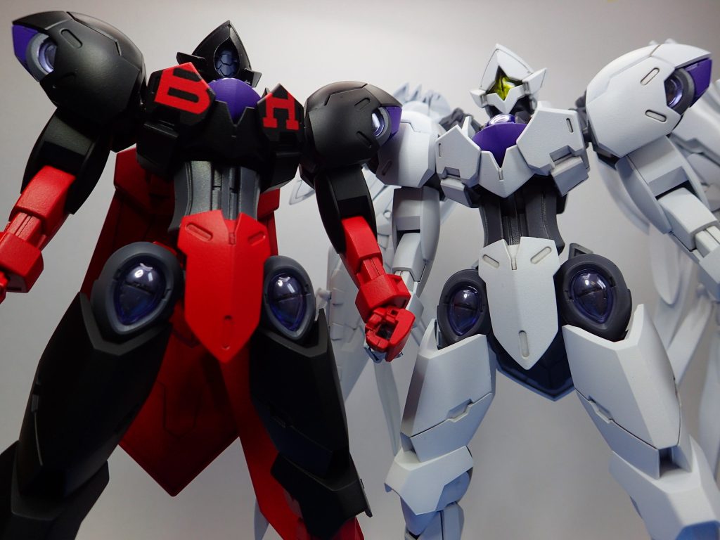 肘が90度しか曲がらないので、残念ながら腕を組むことができません。涙