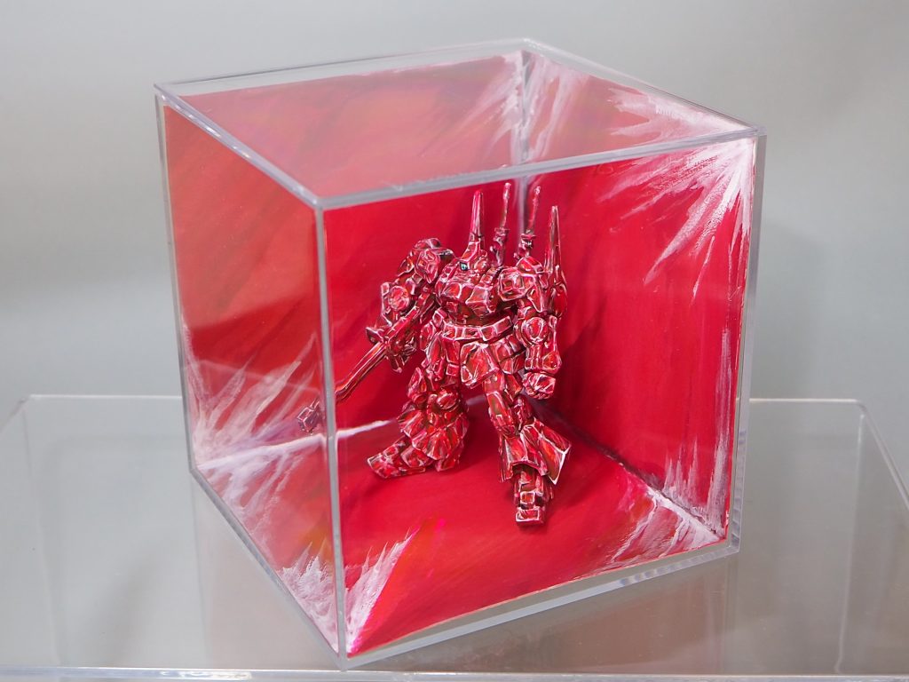 アーティファクトのキットだけだと寂しいので簡単にですが背景用の紙に色を塗って100円ショップの真四角クリアボックス（コレクションケース）の中に納まるサイズで台座を作ってみました。背景は1時間クオリティで失礼します。