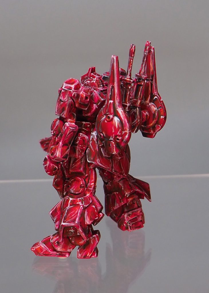 足裏にくっつき虫が付いているのは見ないで下さい<(_ _)>足の取り付けが悪いのか、両足とも足裏が床面に完全に接してくれてません。加工の際に何か失敗しているのかも、です。