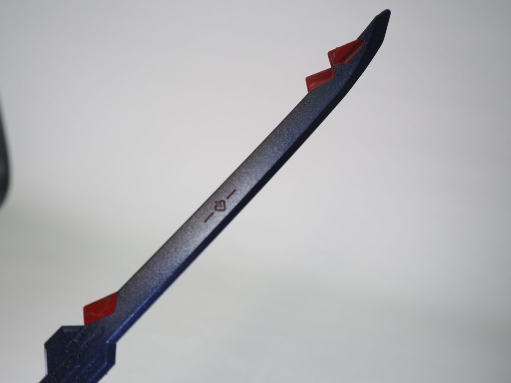 メイン武装の大太刀はメタリックカラーのグラデーションで表現しています。ただ最初からプリズムブルーブラックを使えば早かったか!?